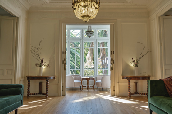 Salón y salida a galería